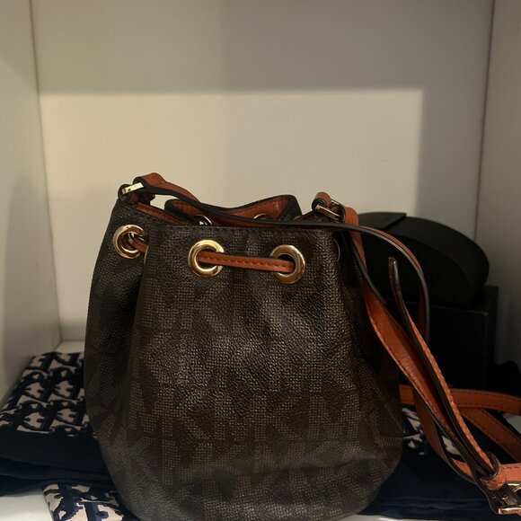 Michael Kors Small Suri Bucket Bag Tote Crossbody - Picture 3 of 4